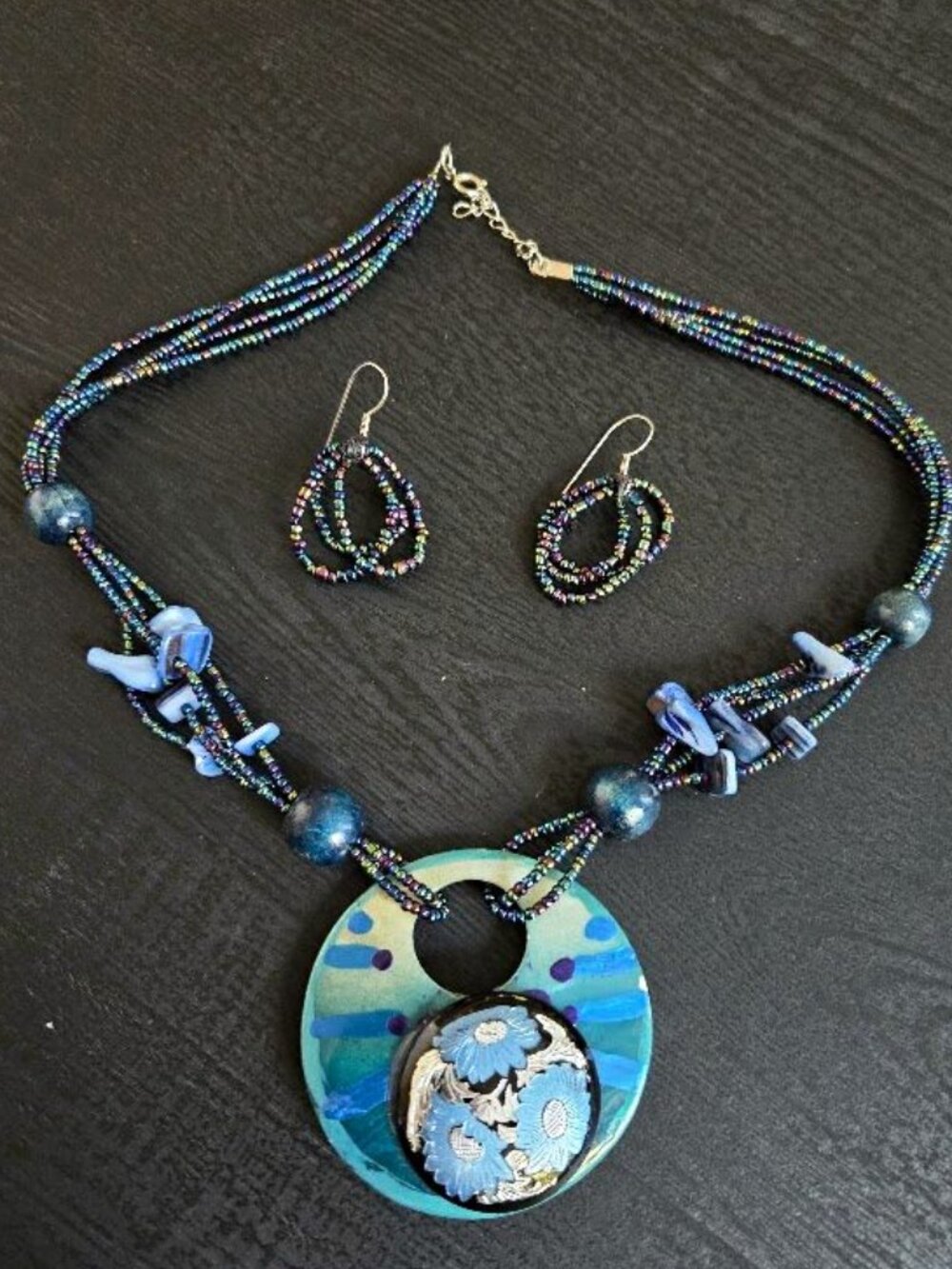 Beautiful shell and beaded necklace and earrings set - Picture 2 of 3